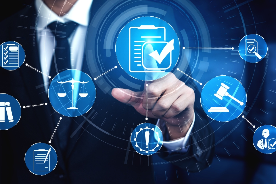 Representação digital da digitalização de documentos com validade legal e foco em segurança, com ícones de checklist, balança da justiça, assinatura e certificado digital.