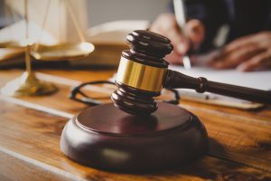 Documentos digitalizados com validade legal – martelo de juiz e balança da justiça representando a autenticidade jurídica.